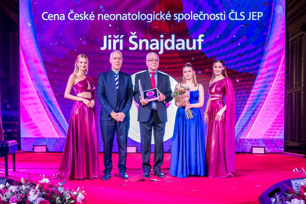 Předání ocenění Cena Purpurového srdce prof. Šnajdaufovi